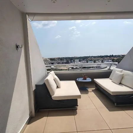 Appartamento 323, Port Ambonne *